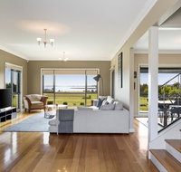 LUXURY WATERFRONT FAMILY HOME-TASMANIA I-L'Abode - Kempsey Accommodation