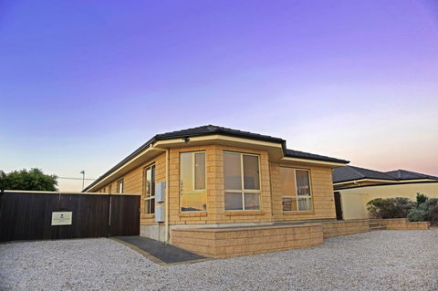 Marina Holiday Home - Kempsey Accommodation 0