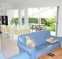 MODERN 3 BEDROOM APARTMENT IN TRADITIONAL QUEENSLANDER  PATIO LEAFY YARD POOL - Kempsey Accommodation