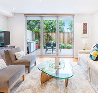 Modern apartment with large courtyard and short walk to Bondi Beach - Kempsey Accommodation