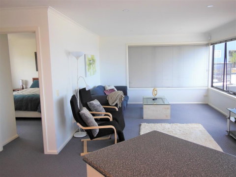 Modern Hobart Apartment With Stunning Views - Kempsey Accommodation 3