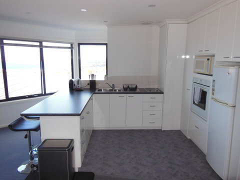 Modern Hobart Apartment With Stunning Views - Kempsey Accommodation 2