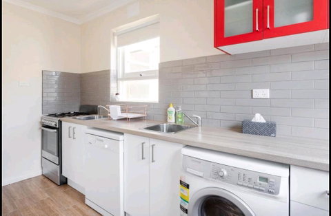 Modern St Kilda East Apartment - Free Parking - Kempsey Accommodation 2