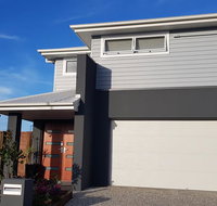 Modern two-story Hampton Style house - Kempsey Accommodation