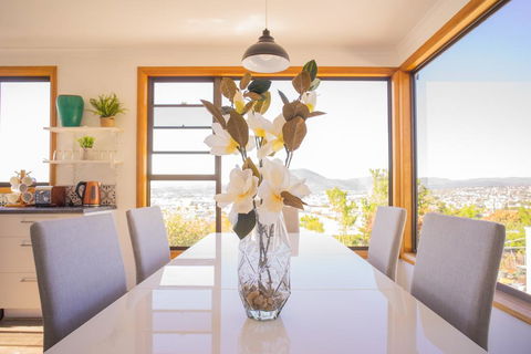 Moonah House-10 Mins To CBD & MONA, 4BR, 2 BATH, Great View, Park 3 Cars, Sleep 11, King Bed, En-suite - Kempsey Accommodation 0