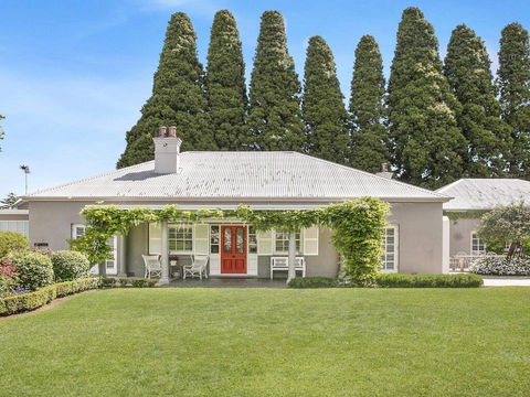 Nattai Lodge - House & Cottage In Beautiful Garden - Kempsey Accommodation 0