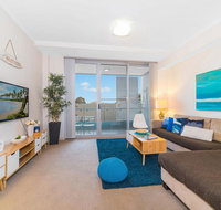 Near Airport  Train Station Stylish Two-Story Apartment - Kempsey Accommodation