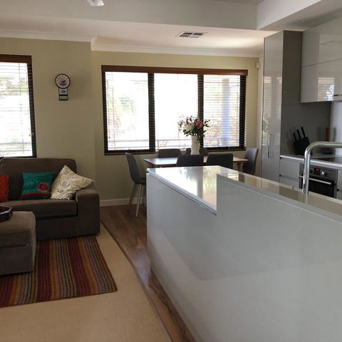 Mullaloo Beachfront Retreat - Kempsey Accommodation 4