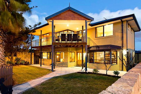 Mullaloo Beachfront Retreat - Kempsey Accommodation 0