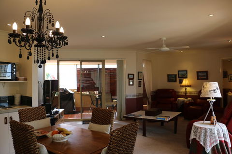Crossland House - Kempsey Accommodation 18