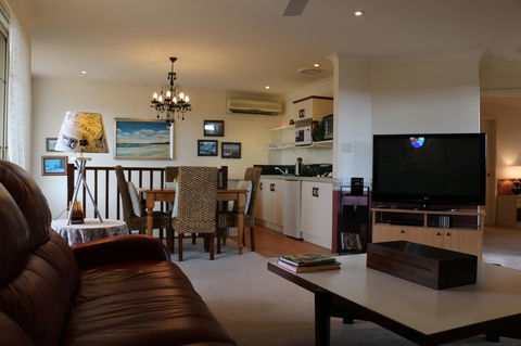 Crossland House - Kempsey Accommodation 14