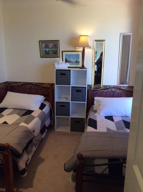 Crossland House - Kempsey Accommodation 11