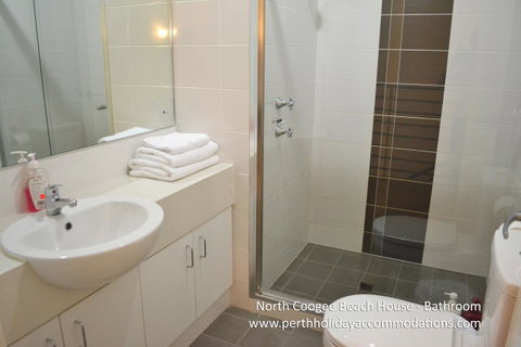 North Coogee Beach House - Kempsey Accommodation 11