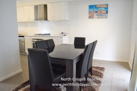 North Coogee Beach House - Kempsey Accommodation 19