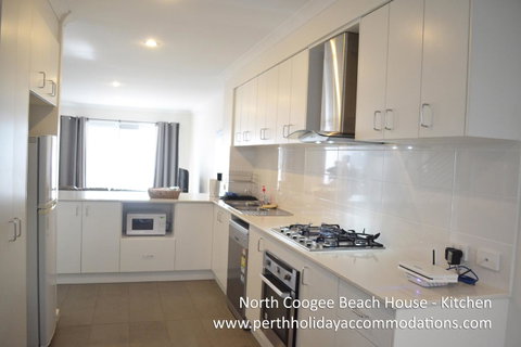 North Coogee Beach House - Kempsey Accommodation 18