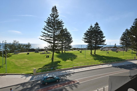 Mullaloo Beach Hotels & Apartments - Kempsey Accommodation 1