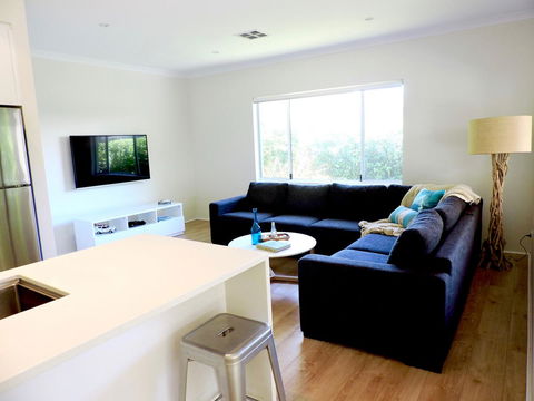 Contemporary Cove - Quindalup - Kempsey Accommodation 5