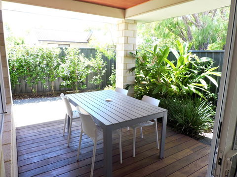 Contemporary Cove - Quindalup - Kempsey Accommodation 11