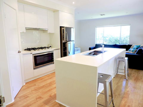 Contemporary Cove - Quindalup - Kempsey Accommodation 7