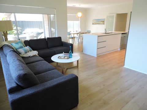 Contemporary Cove - Quindalup - Kempsey Accommodation 3