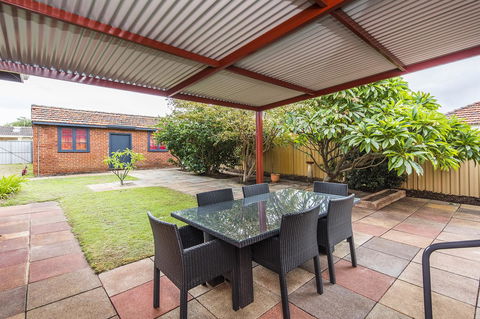 Big House Heated Pool 11 Beds Como / South Perth / Applecross - Kempsey Accommodation 26