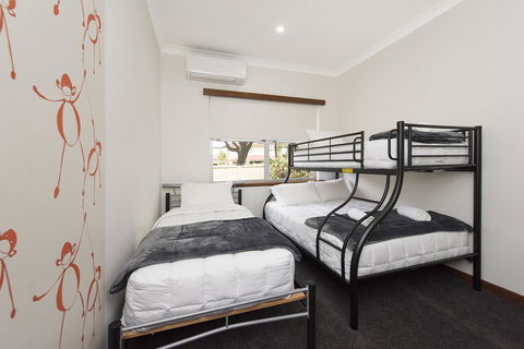 Big House Heated Pool 11 Beds Como / South Perth / Applecross - Kempsey Accommodation 18