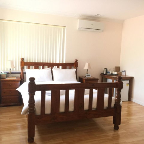 The Royal Dolphin Bed & Breakfast Safety Bay - Kempsey Accommodation 4