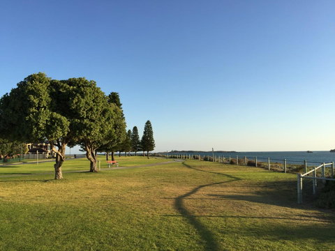 The Royal Dolphin Bed & Breakfast Safety Bay - Kempsey Accommodation 23