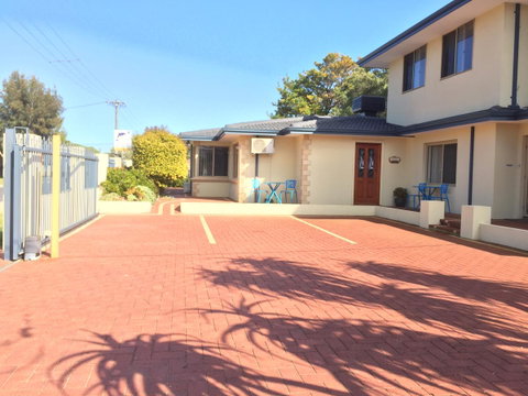 The Royal Dolphin Bed & Breakfast Safety Bay - Kempsey Accommodation 7