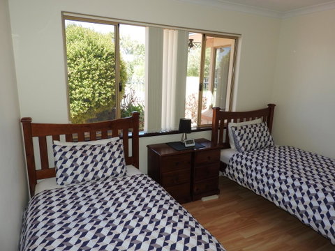 The Royal Dolphin Bed & Breakfast Safety Bay - Kempsey Accommodation 16