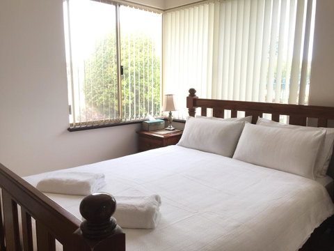 The Royal Dolphin Bed & Breakfast Safety Bay - Kempsey Accommodation 5