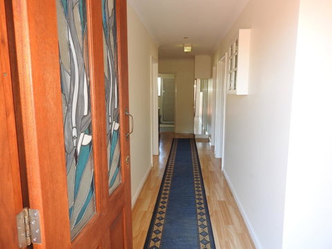 The Royal Dolphin Bed & Breakfast Safety Bay - Kempsey Accommodation 13
