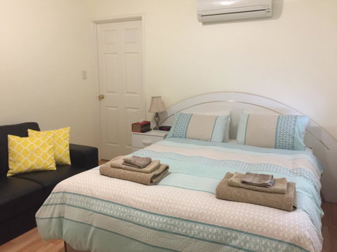 The Royal Dolphin Bed & Breakfast Safety Bay - Kempsey Accommodation 1