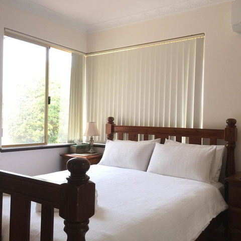 The Royal Dolphin Bed & Breakfast Safety Bay - Kempsey Accommodation 3