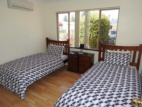 The Royal Dolphin Bed & Breakfast Safety Bay - Kempsey Accommodation 15