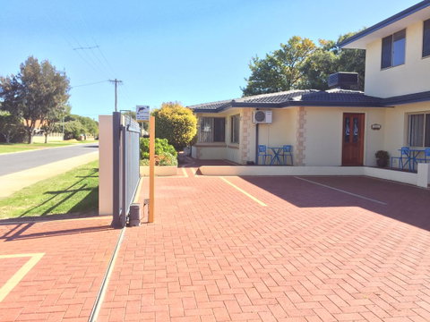 The Royal Dolphin Bed & Breakfast Safety Bay - Kempsey Accommodation 0