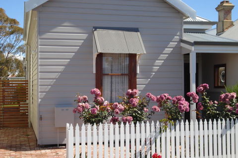 Bluebird Cottage - Kempsey Accommodation 0