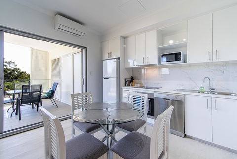New Apartment On Great Location Opposite Garden City : 02 - Kempsey Accommodation 0