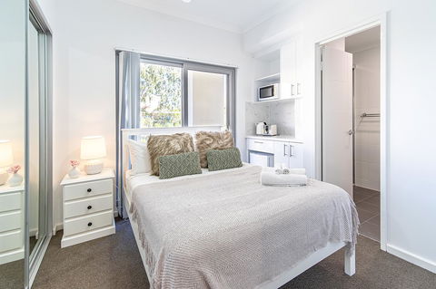 New Apartment On Great Location Opposite Garden City : 02 - Kempsey Accommodation 2
