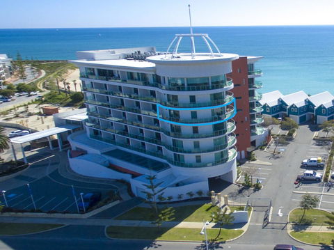 A 406 FANTASTIC OCEAN BEACH And MARINA VIEW APT - MANDURAH - Kempsey Accommodation 24
