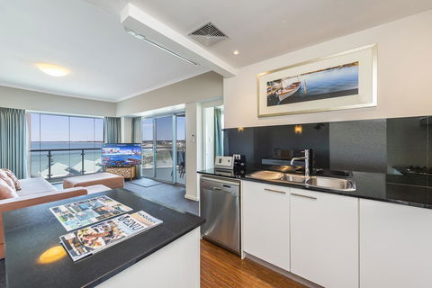 A 406 FANTASTIC OCEAN BEACH And MARINA VIEW APT - MANDURAH - Kempsey Accommodation 18