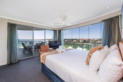 A 406 FANTASTIC OCEAN BEACH And MARINA VIEW APT - MANDURAH - Kempsey Accommodation 13