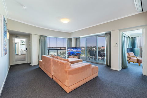 A 406 FANTASTIC OCEAN BEACH And MARINA VIEW APT - MANDURAH - Kempsey Accommodation 0
