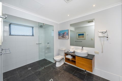 A 406 FANTASTIC OCEAN BEACH And MARINA VIEW APT - MANDURAH - Kempsey Accommodation 16