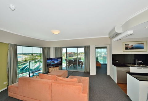 A 406 FANTASTIC OCEAN BEACH And MARINA VIEW APT - MANDURAH - Kempsey Accommodation 10
