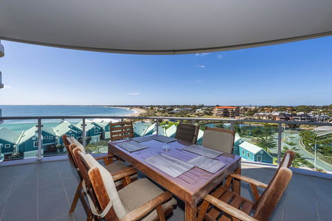 A 406 FANTASTIC OCEAN BEACH And MARINA VIEW APT - MANDURAH - Kempsey Accommodation 4