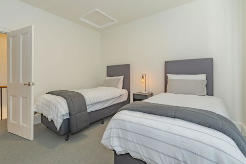 4 Bedroom House - Hobart CBD - Free Parking - Free WIFI - Kempsey Accommodation 13