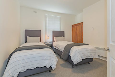 4 Bedroom House - Hobart CBD - Free Parking - Free WIFI - Kempsey Accommodation 3