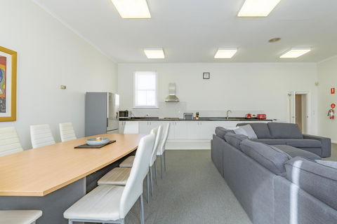 4 Bedroom House - Hobart CBD - Free Parking - Free WIFI - Kempsey Accommodation 16
