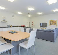 4 Bedroom House - Hobart CBD - Free Parking - Kempsey Accommodation